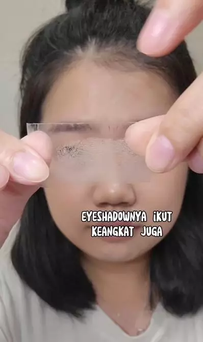 Trik bersihkan eyeshadow glitter pakai selotip Instagram