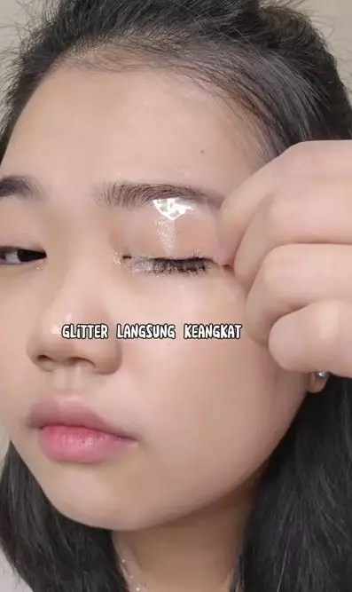 Trik bersihkan eyeshadow glitter pakai selotip Instagram