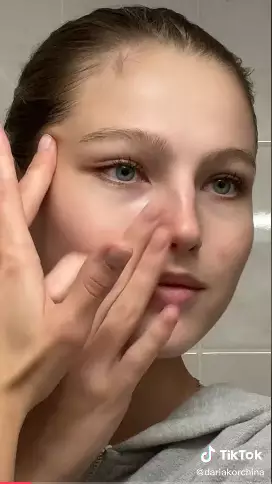 Cara mudah samarkan kantong mata Berbagai sumber