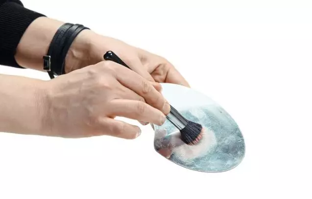 Langkah bersihkan brush makeup agar wajah bebas iritasi freepik.com Langkah bersihkan brush makeup agar wajah bebas iritasi freepik.com