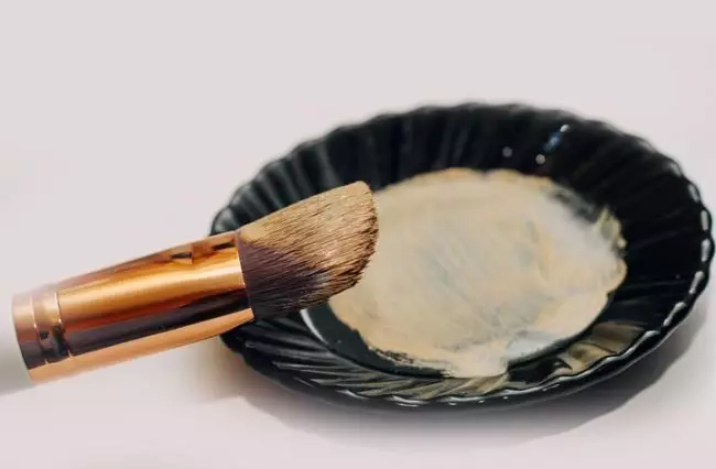 Langkah bersihkan brush makeup agar wajah bebas iritasi freepik.com Langkah bersihkan brush makeup agar wajah bebas iritasi freepik.com