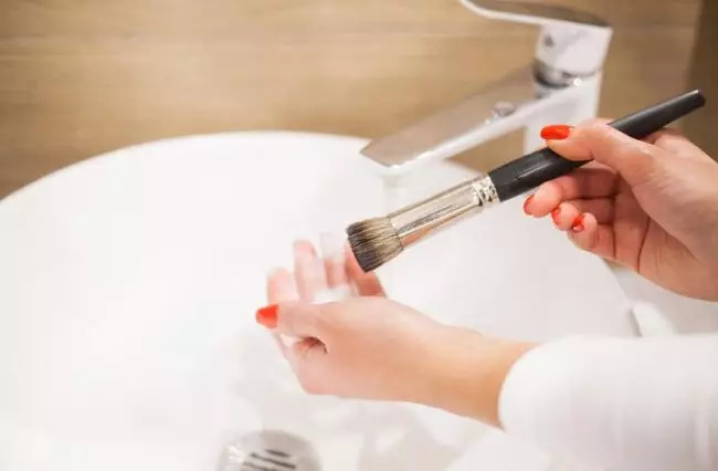 Langkah bersihkan brush makeup agar wajah bebas iritasi freepik.com Langkah bersihkan brush makeup agar wajah bebas iritasi freepik.com
