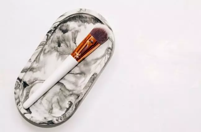 Langkah bersihkan brush makeup agar wajah bebas iritasi freepik.com Langkah bersihkan brush makeup agar wajah bebas iritasi freepik.com