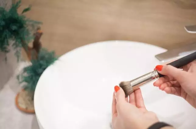 Langkah bersihkan brush makeup agar wajah bebas iritasi freepik.com Langkah bersihkan brush makeup agar wajah bebas iritasi freepik.com