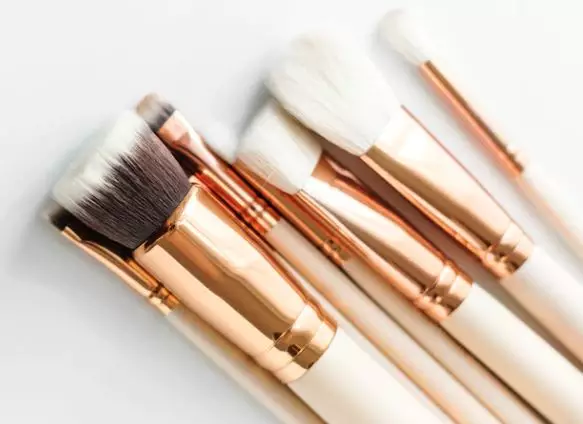 Langkah bersihkan brush makeup agar wajah bebas iritasi freepik.com Langkah bersihkan brush makeup agar wajah bebas iritasi freepik.com