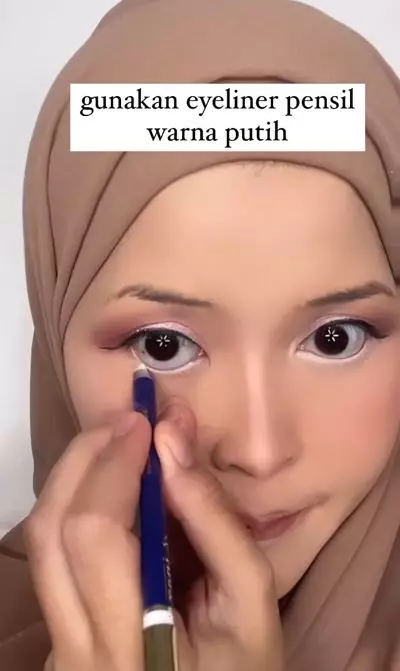 Tips cegah eyeliner putih luntur dan menggumpal Instagram Tips cegah eyeliner putih luntur dan menggumpal Instagram