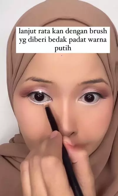 Tips cegah eyeliner putih luntur dan menggumpal Instagram Tips cegah eyeliner putih luntur dan menggumpal Instagram