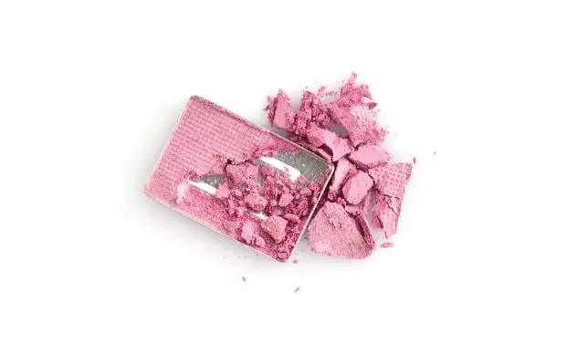 Tips perbaiki palet makeup yang pecah freepik.com