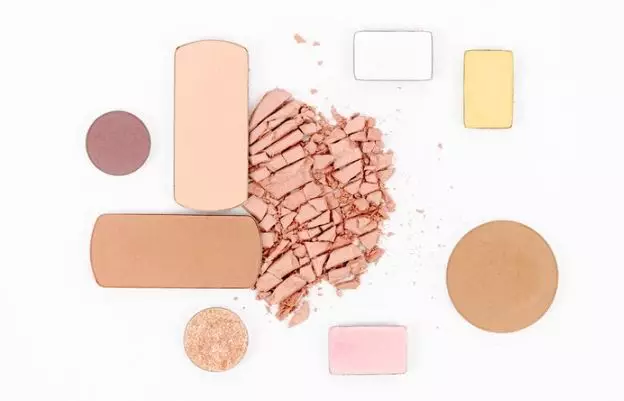 Tips perbaiki palet makeup yang pecah freepik.com