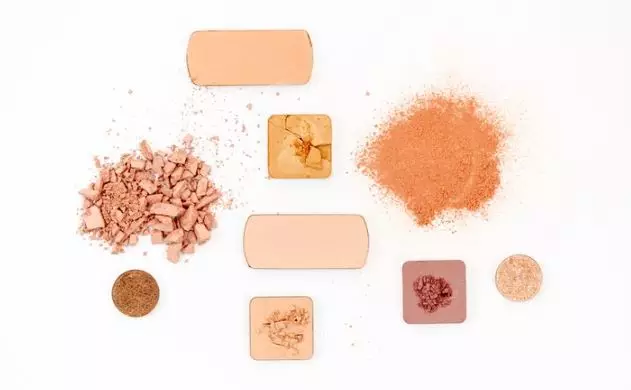 Tips perbaiki palet makeup yang pecah freepik.com