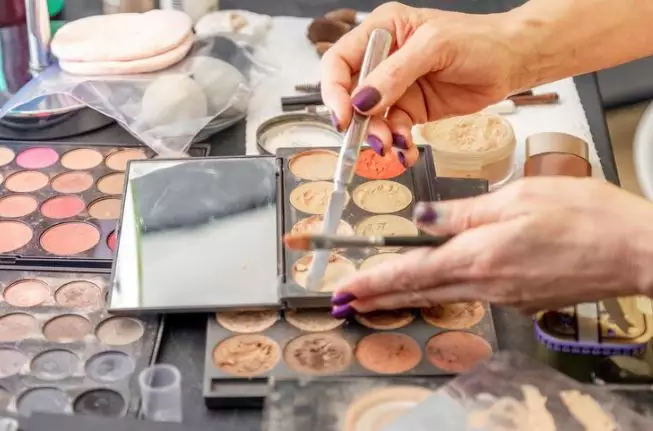 Tips perbaiki palet makeup yang pecah freepik.com