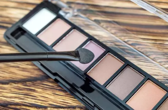 Tips perbaiki palet makeup yang pecah freepik.com