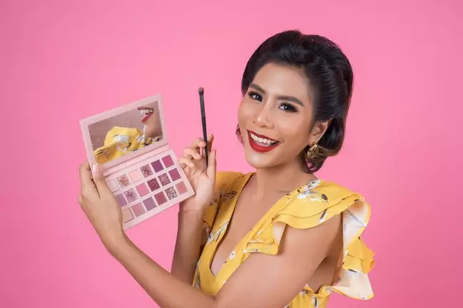 trik touch up makeup ala Adinia Wirasti Berbagai sumber
