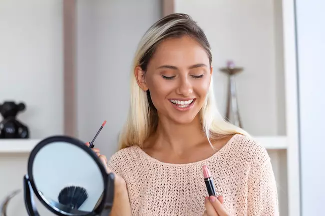 trik touch up makeup ala Adinia Wirasti Berbagai sumber