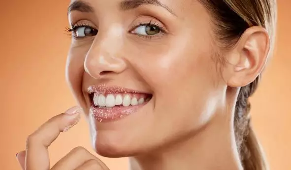 Trik bikin bibir tampak tebal pakai lip liner freepik.com