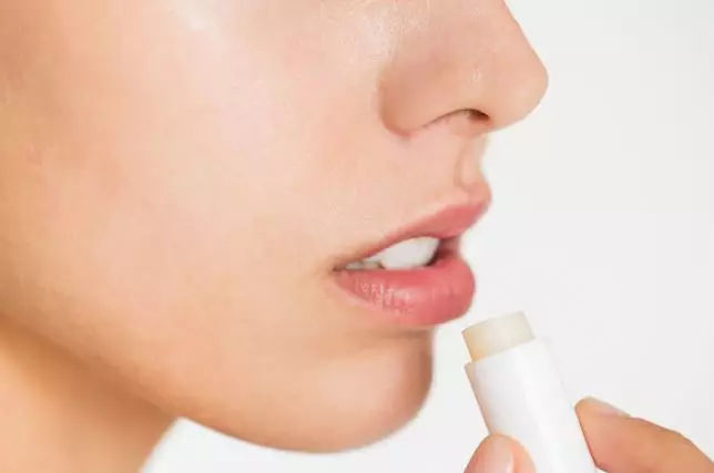 Trik bikin bibir tampak tebal pakai lip liner freepik.com