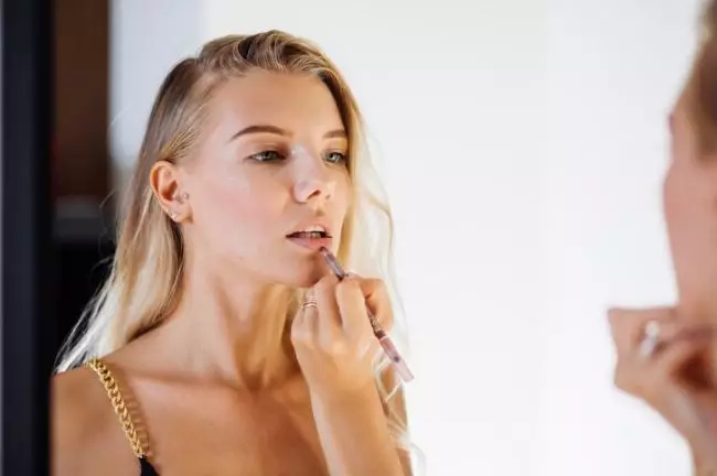 Trik bikin bibir tampak tebal pakai lip liner freepik.com