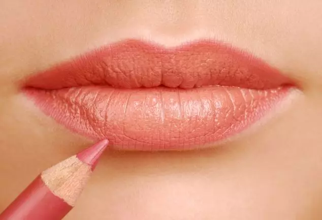 Trik bikin bibir tampak tebal pakai lip liner freepik.com