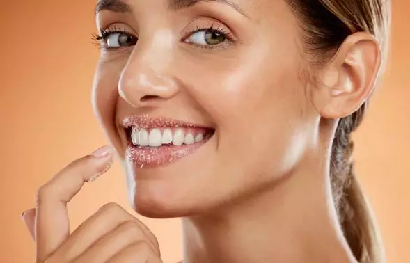 Cara eksfoliasi bibir pakai gula pasir freepik.com