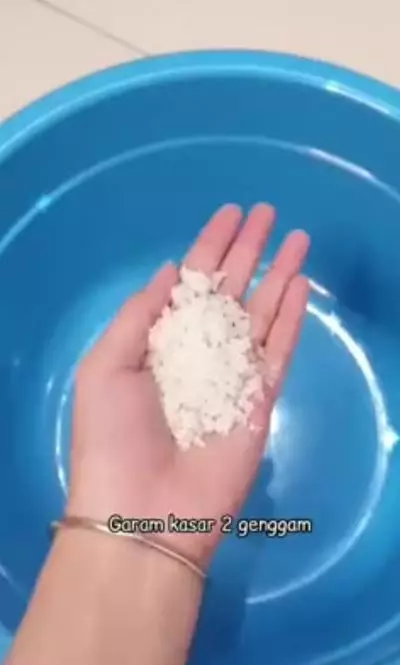 Cara menghilangkan tumit kasar dan bau kaki pakai 2 bahan dapur TikTok Cara menghilangkan tumit kasar dan bau kaki pakai 2 bahan dapur TikTok