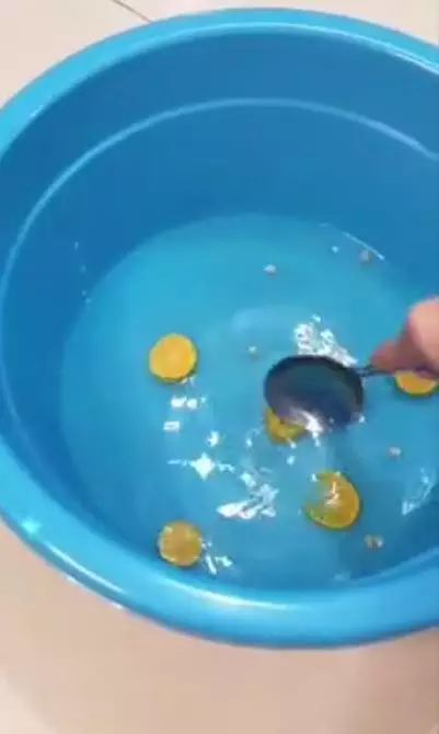 Cara menghilangkan tumit kasar dan bau kaki pakai 2 bahan dapur TikTok Cara menghilangkan tumit kasar dan bau kaki pakai 2 bahan dapur TikTok