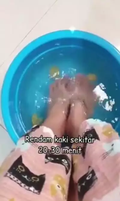 Cara menghilangkan tumit kasar dan bau kaki pakai 2 bahan dapur TikTok Cara menghilangkan tumit kasar dan bau kaki pakai 2 bahan dapur TikTok