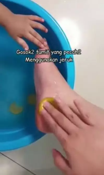Cara menghilangkan tumit kasar dan bau kaki pakai 2 bahan dapur TikTok Cara menghilangkan tumit kasar dan bau kaki pakai 2 bahan dapur TikTok