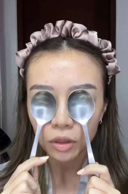 Cara mengatasi mata sembab hanya pakai 1 alat TikTok Cara mengatasi mata sembab hanya pakai 1 alat TikTok