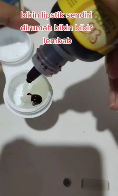 DIY membuat lip gloss secara alami cuma pakai 2 bahan TikTok