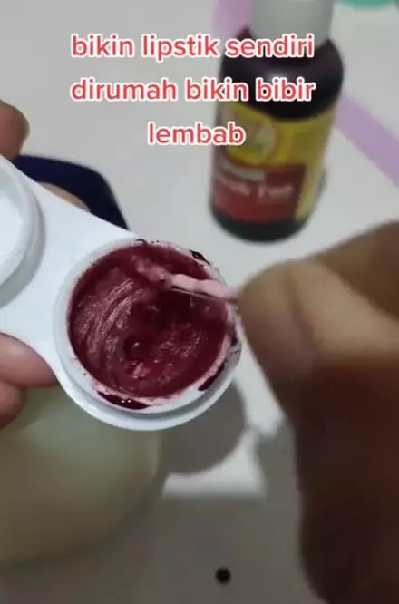 DIY membuat lip gloss secara alami cuma pakai 2 bahan TikTok
