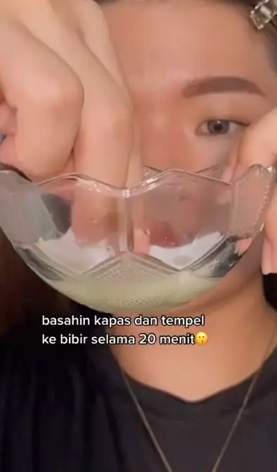 Cara membuat lip mask ala Korea cuma pakai 2 jenis buah TikTok Cara membuat lip mask ala Korea cuma pakai 2 jenis buah TikTok