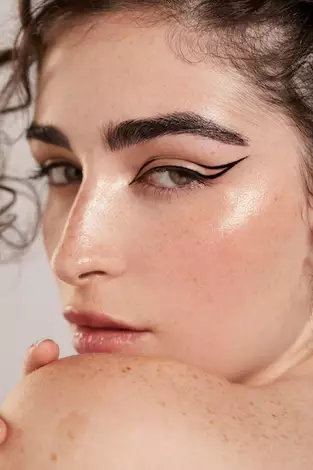 step daily makeup ala Aurel Hermansyah Berbagai sumber step daily makeup ala Aurel Hermansyah Berbagai sumber