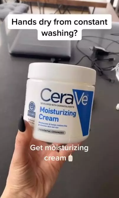 Tips lembapkan kulit kering karena sering cuci piring TikTok