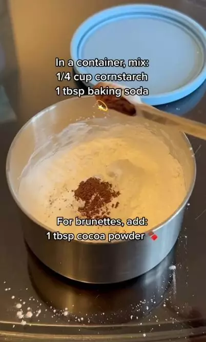 Cara membuat dry shampoo yang hanya butuh 3 bahan dapur Berbagai sumber Cara membuat dry shampoo yang hanya butuh 3 bahan dapur Berbagai sumber