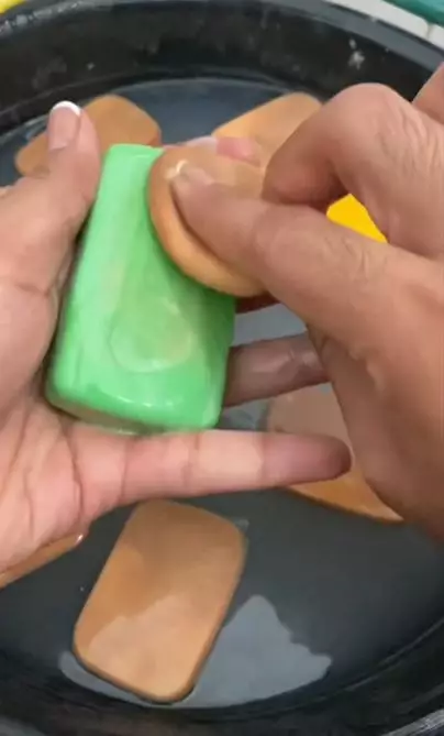 Cara bersihkan spons bedak hanya pakai 1 produk mandi Berbagai sumber Cara bersihkan spons bedak hanya pakai 1 produk mandi Berbagai sumber