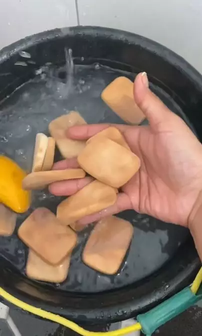 Cara bersihkan spons bedak hanya pakai 1 produk mandi Berbagai sumber Cara bersihkan spons bedak hanya pakai 1 produk mandi Berbagai sumber