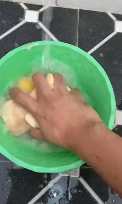 Cara bersihkan spons bedak hanya pakai 1 produk mandi Berbagai sumber Cara bersihkan spons bedak hanya pakai 1 produk mandi Berbagai sumber