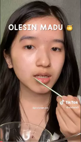 Trik bikin bibir tampak lebih merah merona Berbagai sumber Trik bikin bibir tampak lebih merah merona Berbagai sumber