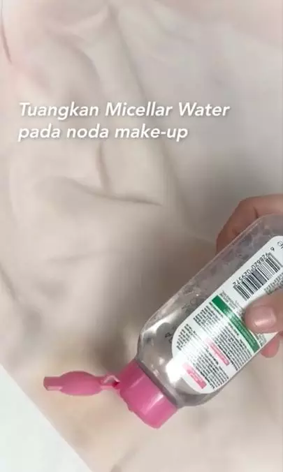 Cara menghilangkan noda makeup pakai 1 produk skincare Berbagai sumber Cara menghilangkan noda makeup pakai 1 produk skincare Berbagai sumber