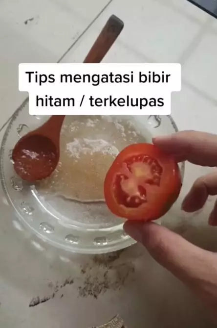 Cara mengatasi bibir hitam dan mengelupas pakai 3 bahan dapur Berbagai sumber Cara mengatasi bibir hitam dan mengelupas pakai 3 bahan dapur Berbagai sumber