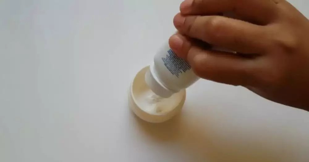 Cara membuat bedak padat sesuai warna kulit pakai 2 produk makeup Berbagai sumber