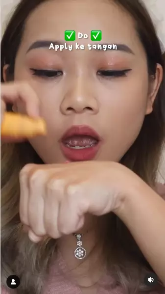 trik mengaplikasikan blush on menggunakan tangan berbagai sumber