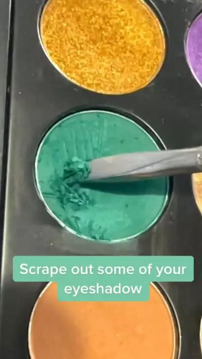 Trik membuat eyeshadow lebih pigmented pakai 2 produk makeup Berbagai sumber