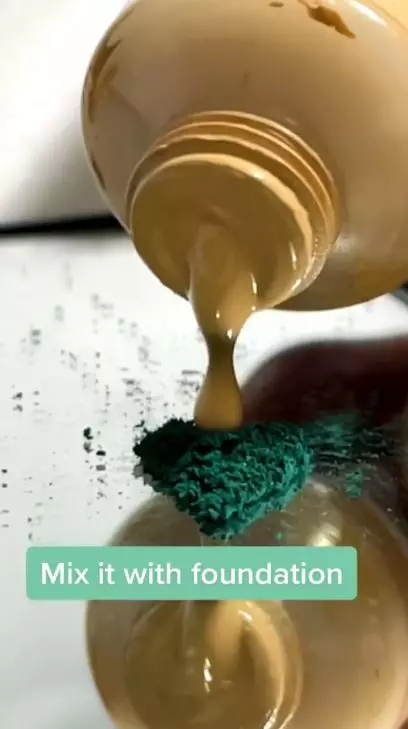 Trik membuat eyeshadow lebih pigmented pakai 2 produk makeup Berbagai sumber