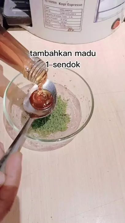 Trik membuat masker untuk atasi bintik hitam pakai 1 jenis daun Berbagai sumber