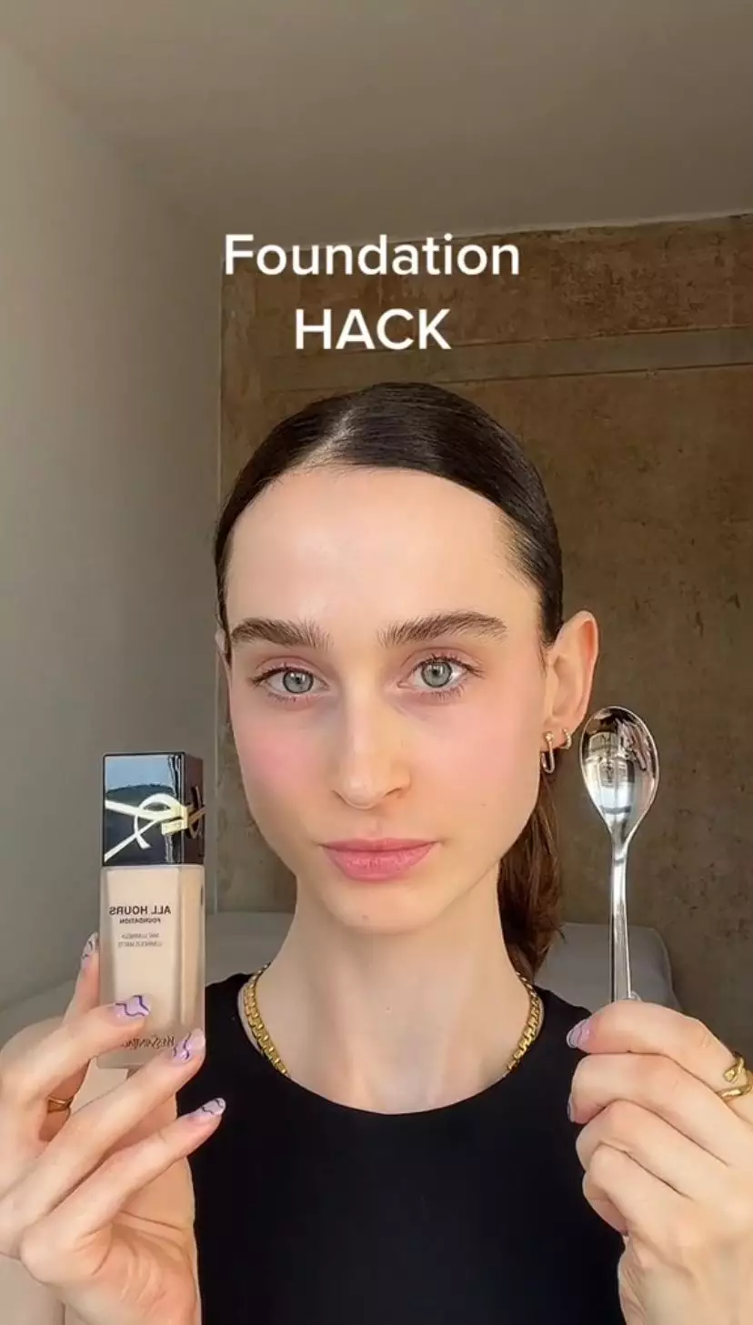 Trik pakai foundation agar tetap terlihat natural dan full coverag © 2023 brilio.net Trik pakai foundation agar tetap terlihat natural dan full coverag © 2023 brilio.net