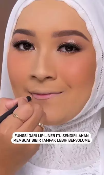 Trik memakai lipstik nude agar tidak pucat Berbagai sumber