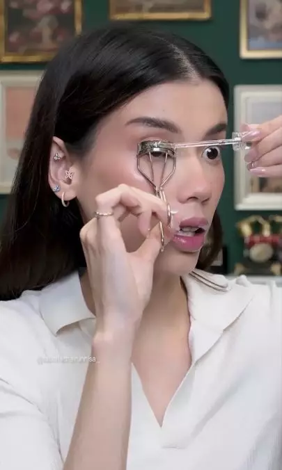 Trik melentikkan bulu mata pakai 1 produk bibir Berbagai sumber Trik melentikkan bulu mata pakai 1 produk bibir Berbagai sumber