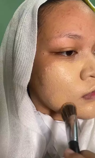 Trik bikin riasan flawless pada wajah bertekstur dengan 2 alat Berbagai sumber Trik bikin riasan flawless pada wajah bertekstur dengan 2 alat Berbagai sumber