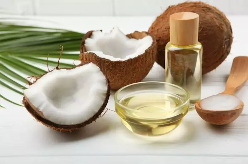 Cara cegah bibir pecah-pecah pakai clear lip gloss dari 3 bahan alami Berbagai sumber